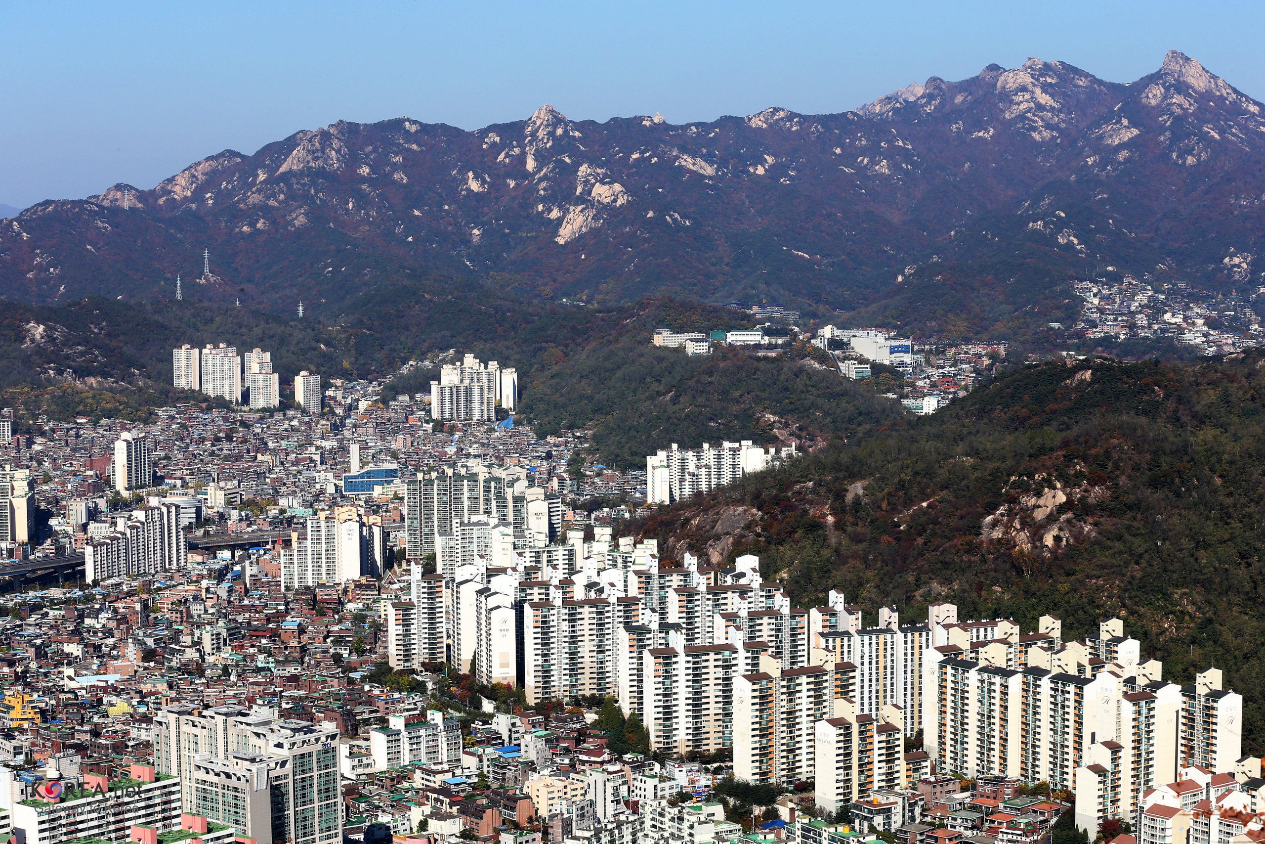 서울 시가지와 산이 보이는 전경