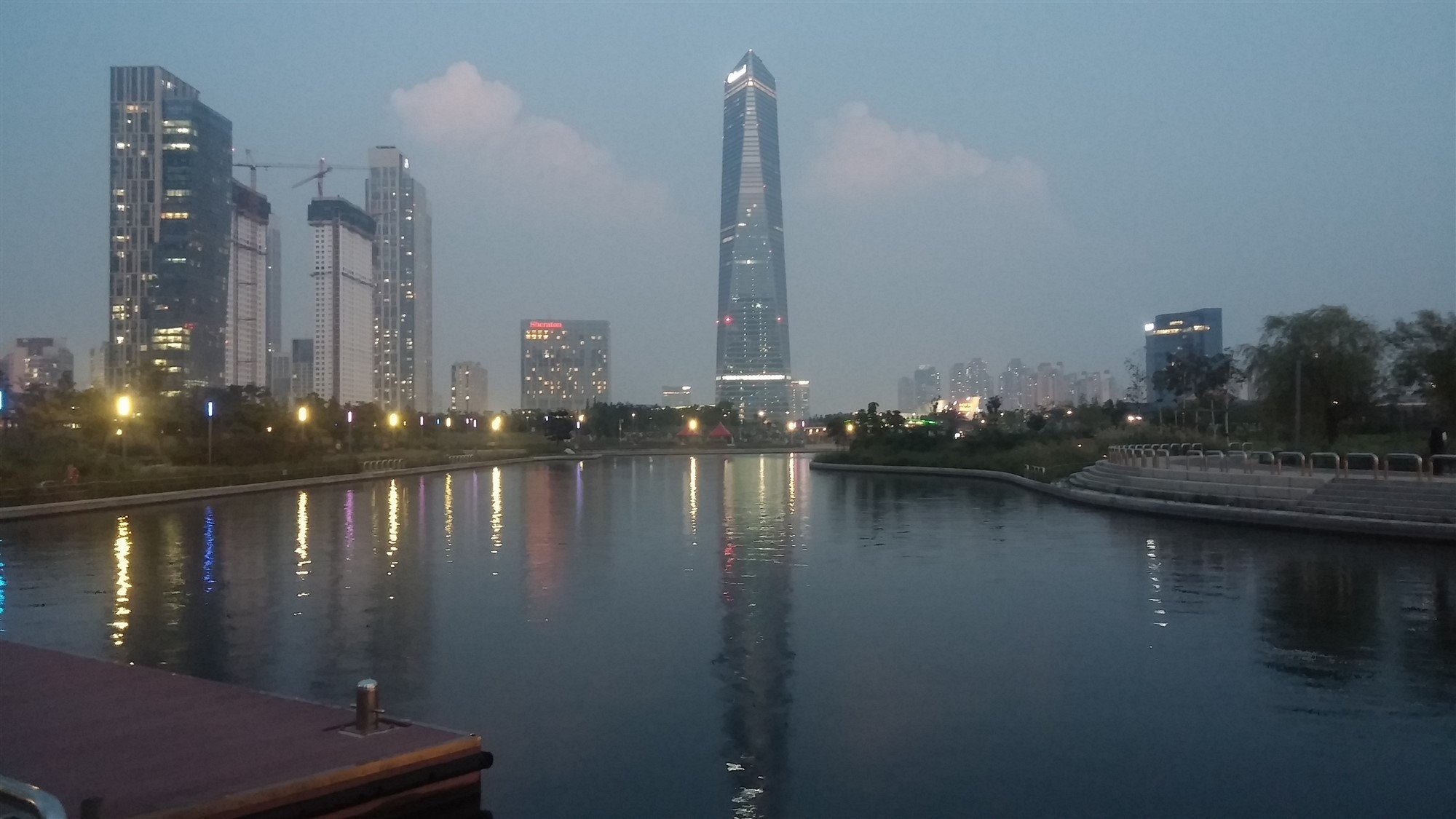 해 질 녘 송도 신도시의 고층 건물과 물길